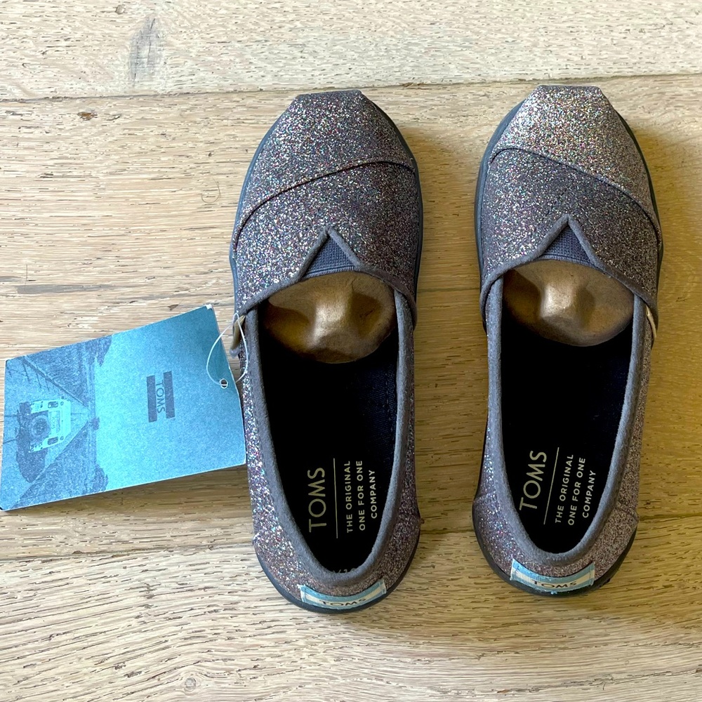 NWT Toms Youth Shoes